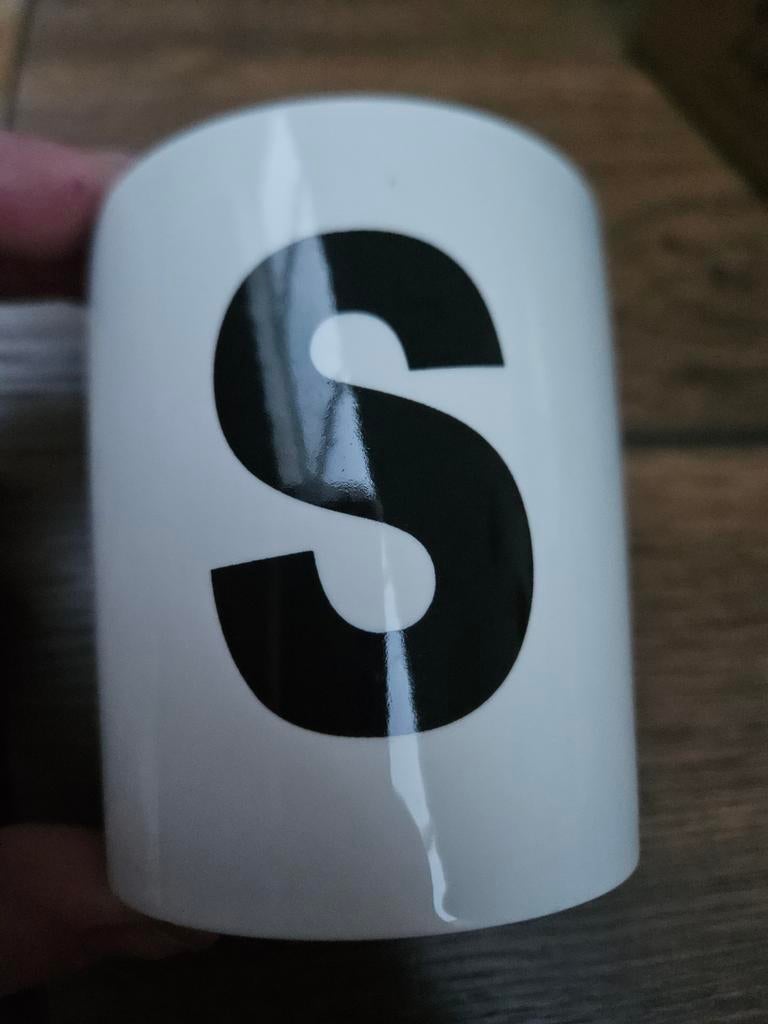 Mok met zwarte letter 'S', Huis en Inrichting, Keuken | Servies, Ophalen of Verzenden, Zo goed als nieuw, Overige stijlen, Kop(pen) en/of Schotel(s)