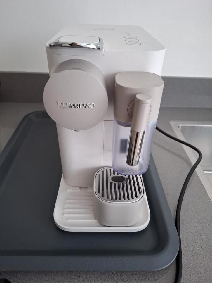 Nespresso apparaat met kleine lekkage, verder nog als nieuw, Witgoed en Apparatuur, Koffiezetapparaten, Niet werkend, Koffiepads en cups