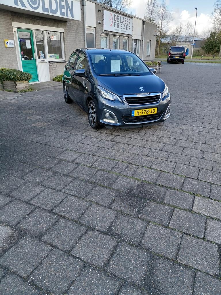 Peugeot 108 1.0 E-vti 72pk 5D 2020 Grijs, Auto's, Peugeot, Voorwielaandrijving, Stof, Zwart, 4 stoelen