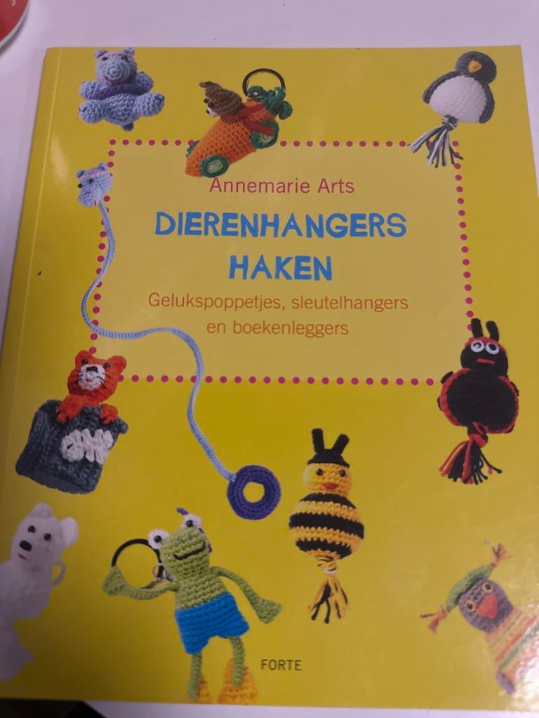 Dierenhangers Haken annemarie arts, Ophalen of Verzenden, Zo goed als nieuw, Haken, Patroon of Boek