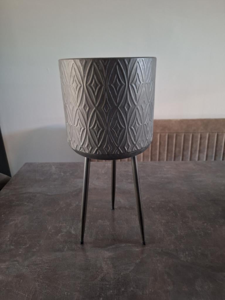 Stijlvolle bloempot met standaard - Grijs, modern design, Tuin en Terras, Overige materialen, Rond, Binnen, Ophalen of Verzenden