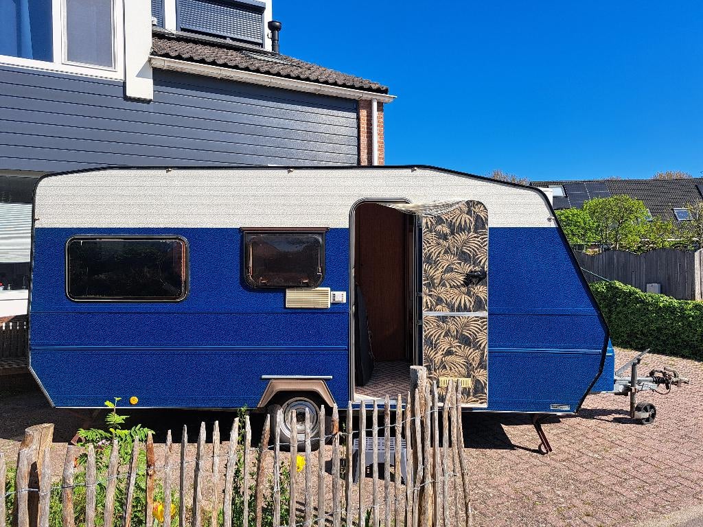 Knaus caravan + toebehoren en stallingsplek, Vast bed, Treinzit, 750 - 1000 kg, Particulier