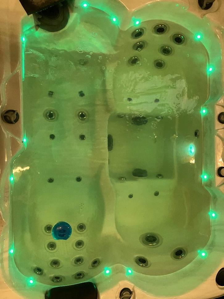 jacuzzi 3 pers. 2 zit en1 lig zgan., Tuin en Terras, Bubbelbaden en Hottubs, Zo goed als nieuw, Vast, Afdekzeil, Filter, Pomp