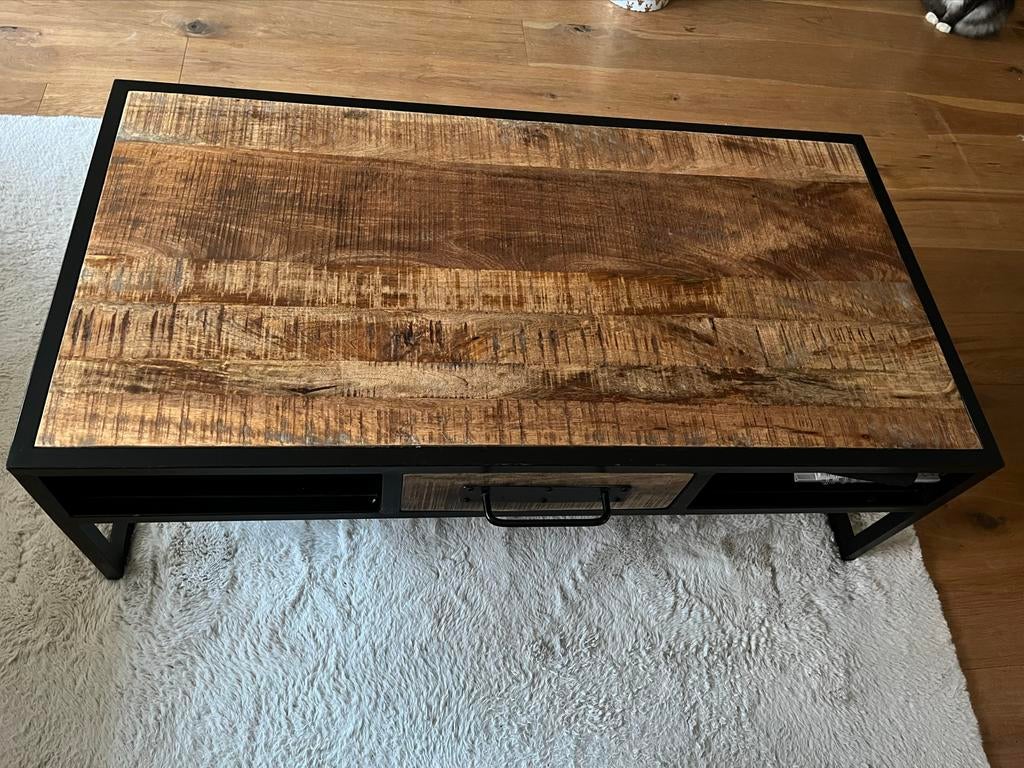 Industriële salontafel met mangohouten blad en metalen frame, Huis en Inrichting, Tafels | Salontafels, Ophalen, Gebruikt, 100 tot 150 cm