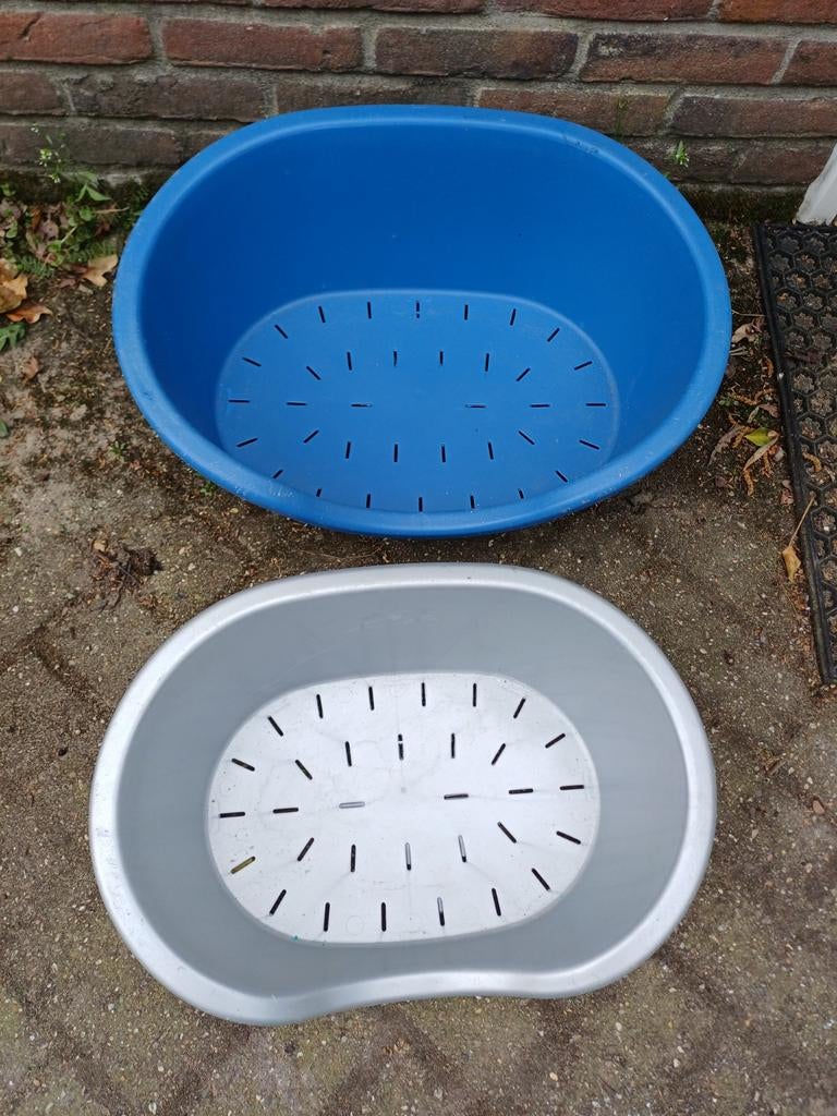 2 kunststof hondenmanden van Perla, Ophalen, Gebruikt, Overige