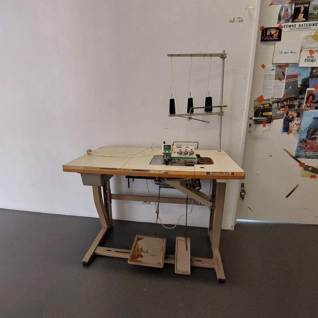 JUKI MO2400 Industriële Lockmachine met Tafel, Gebruikt, Lockmachine, Industrieel, Ophalen