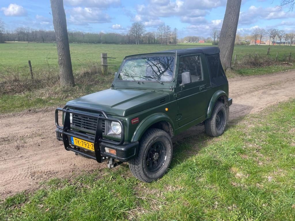 Suzuki 1988 - Army green - 4 x 4, Auto's, 64 pk, 4 cilinders, 4 stoelen, Zwart
