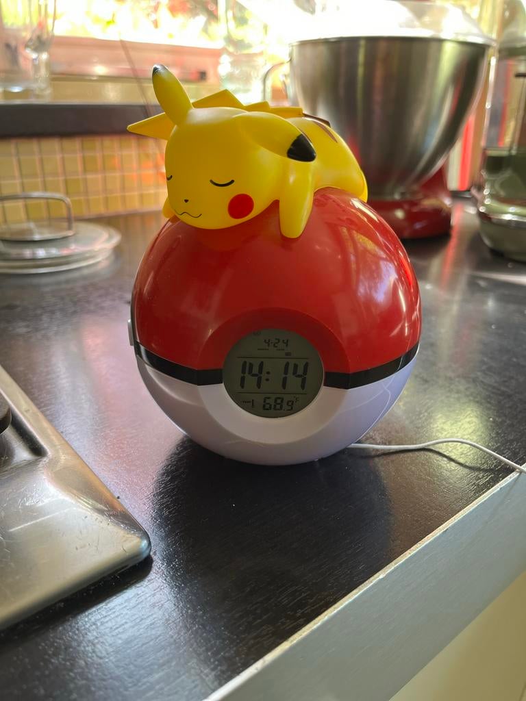 Pokemon Radiowekker zgan met Oplichtende Pikachu en Pokeball, Witgoed en Apparatuur, Wekkers, Ophalen of Verzenden, Zo goed als nieuw