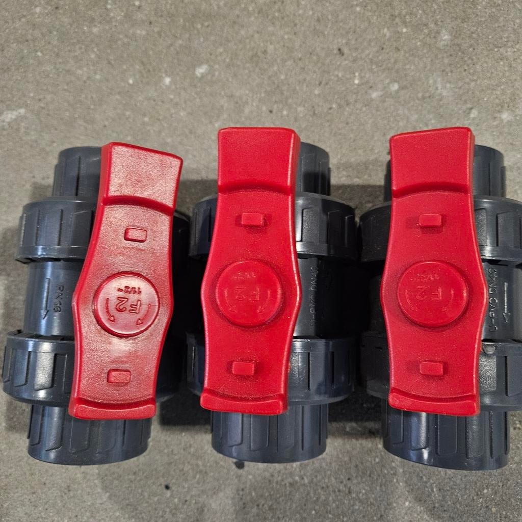 Nieuwe kogelkranen 40mm PVC (16 bar) - mag ook los, Ophalen of Verzenden, Nieuw