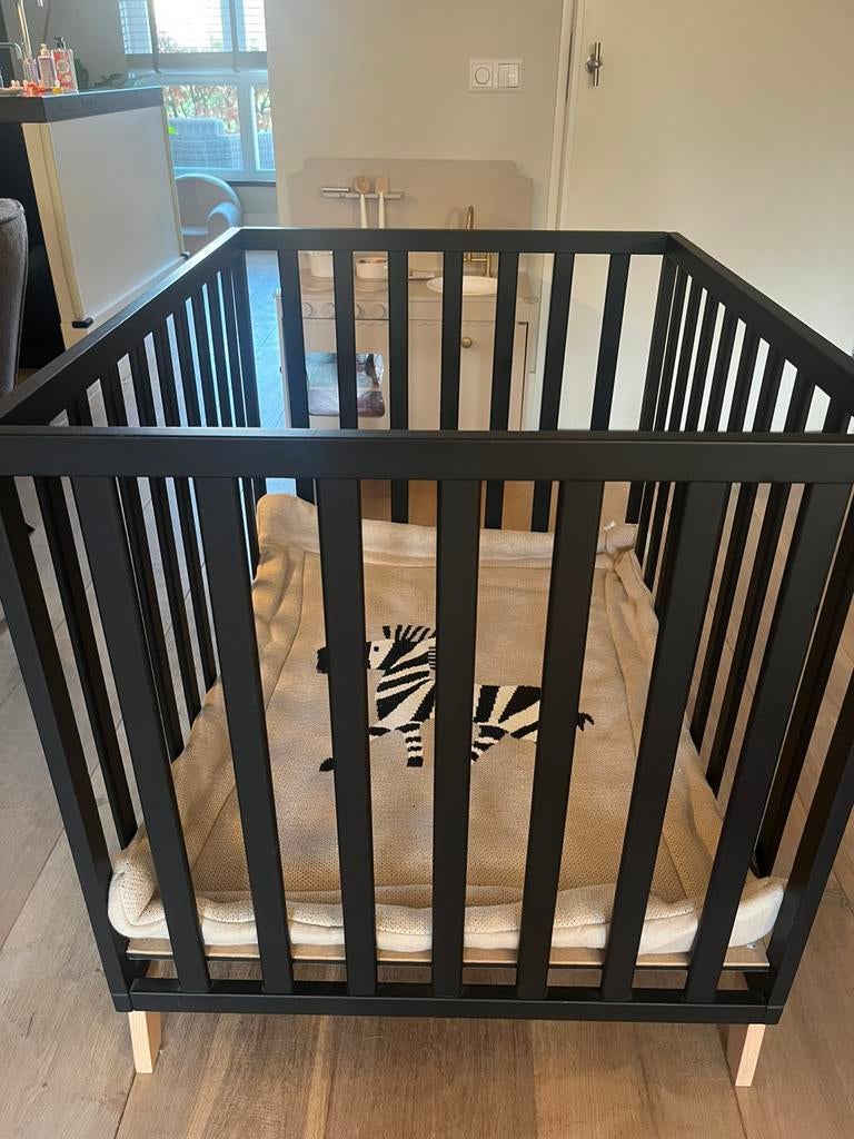 Quax box 95 x 75 zwart, beukenhouten pootjes, nooit gebruikt, Ophalen, Nieuw, In hoogte verstelbaar