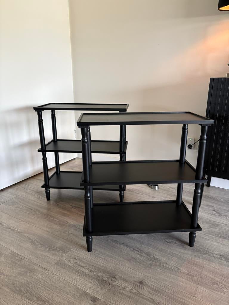Twee zwarte bijzettafeltjes/rekjes van Action, Ophalen, Zo goed als nieuw