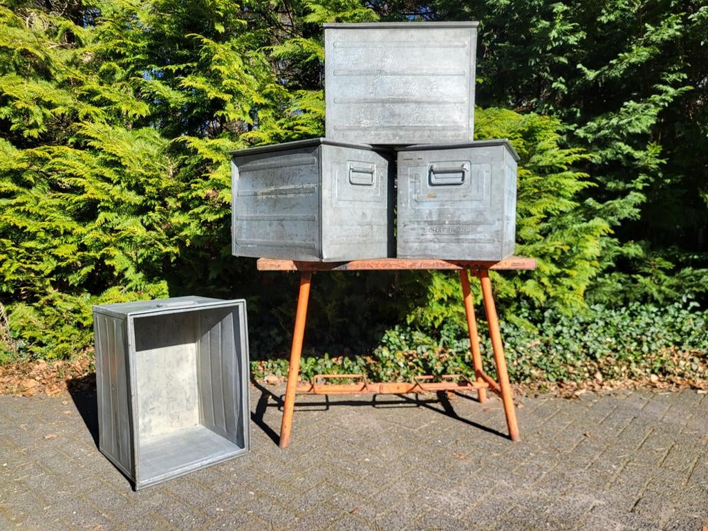 Grote metalen industriële opberg kisten te koop., Huis en Inrichting, Woonaccessoires | Kisten, Ophalen, Onbekend, Minder dan 50 cm