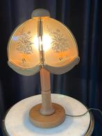 Vintage tafellamp met geëtst glas en houten details – 40 cm, Gebruikt, Ophalen of Verzenden, Glas, Minder dan 50 cm