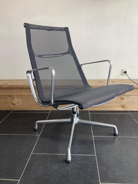 Vitra Eames EA 116 fauteuil, aluminium, antraciete netweave, Vitra, Minder dan 75 cm, Design, Ophalen of Verzenden