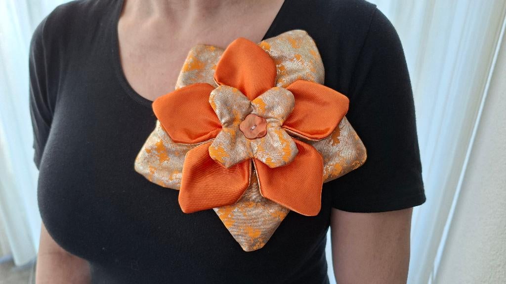 broche/corsage Koningsdag oranje bloem (1), Ophalen of Verzenden, Nieuw, Overige typen, Oranje of Koningsdag
