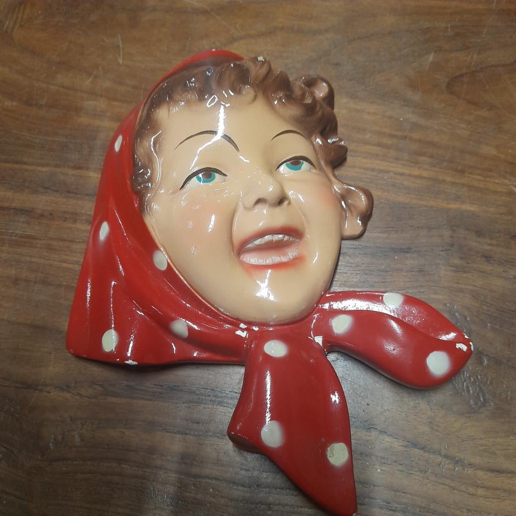 Vintage wandplaquette lachende vrouw met rode hoofddoek, Ophalen of Verzenden