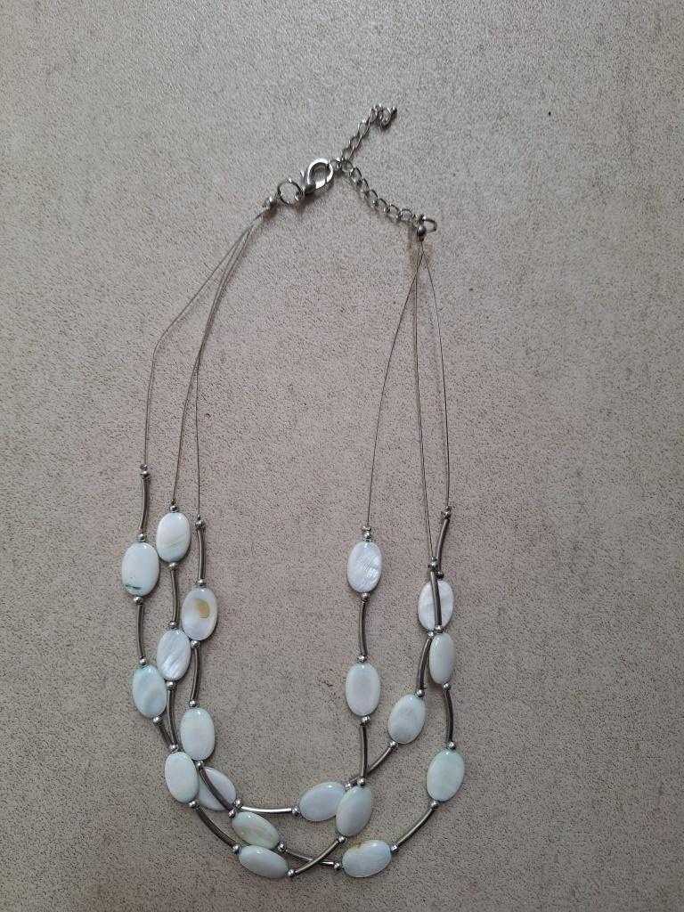 Ketting 3-snoer zwevend parelmoer, Sieraden, Tassen en Uiterlijk, Kettingen, Verzenden, Gebruikt, Wit, Steen of Mineraal