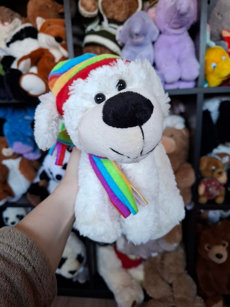 Schattige IJsbeer Knuffel met Regenboog Muts en Sjaal, Beer, Ophalen of Verzenden, Zo goed als nieuw, Klein (minder dan 20 cm)