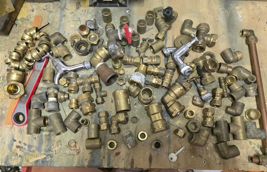 Grote partij koperen koppelingen en kranen, Doe-het-zelf en Verbouw, Buizen en Afvoer, Overige typen, Overige materialen, Minder dan 2 meter
