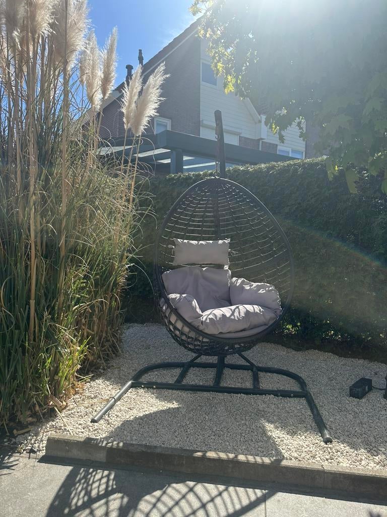 2 hangstoelen / egg chairs met kussens en standaarden, Tuin en Terras, Ophalen of Verzenden, Zo goed als nieuw