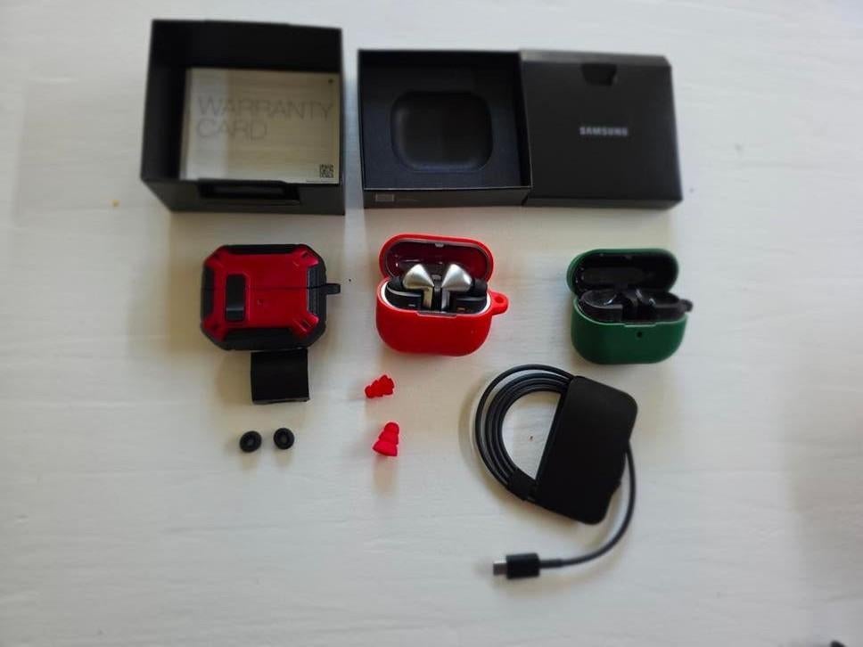 Samsung Galaxy Buds 3 pro met veel accessories. Zgan., Telecommunicatie, Mobiele telefoons | Oordopjes, Bluetooth, Zilver, Ophalen of Verzenden