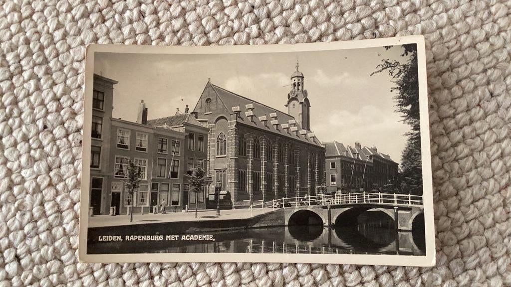 Fotokaart Leiden Rapenburg met Academie. 934, Ophalen of Verzenden, 1940 tot 1960, Gelopen, Zuid-Holland