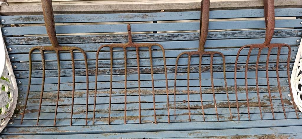 7 antieke rieken en 1 hooivork voor €1,20 per stuk, Ophalen