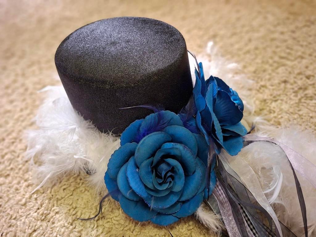 Versierde en 'kale' Hoed Cosplay - Blauwe Rozen & Witte Boa, Ophalen of Verzenden, Zo goed als nieuw, Handschoenen, Hoed of Pet
