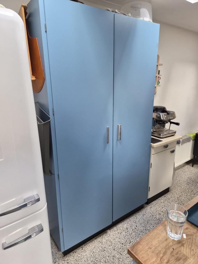 Hoge keukenkast in Piet Zwart stijl - Blauw met Blum beslag, Ophalen, Gebruikt
