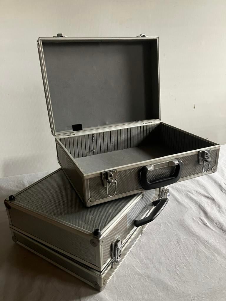 2 aluminium koffers, Ophalen of Verzenden, Gebruikt, Overige instrumenten