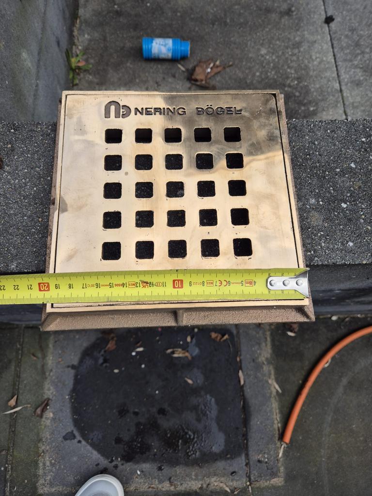 Gietijzere put met bronze deksel, Ophalen, Zo goed als nieuw, Minder dan 2 meter, Overige materialen