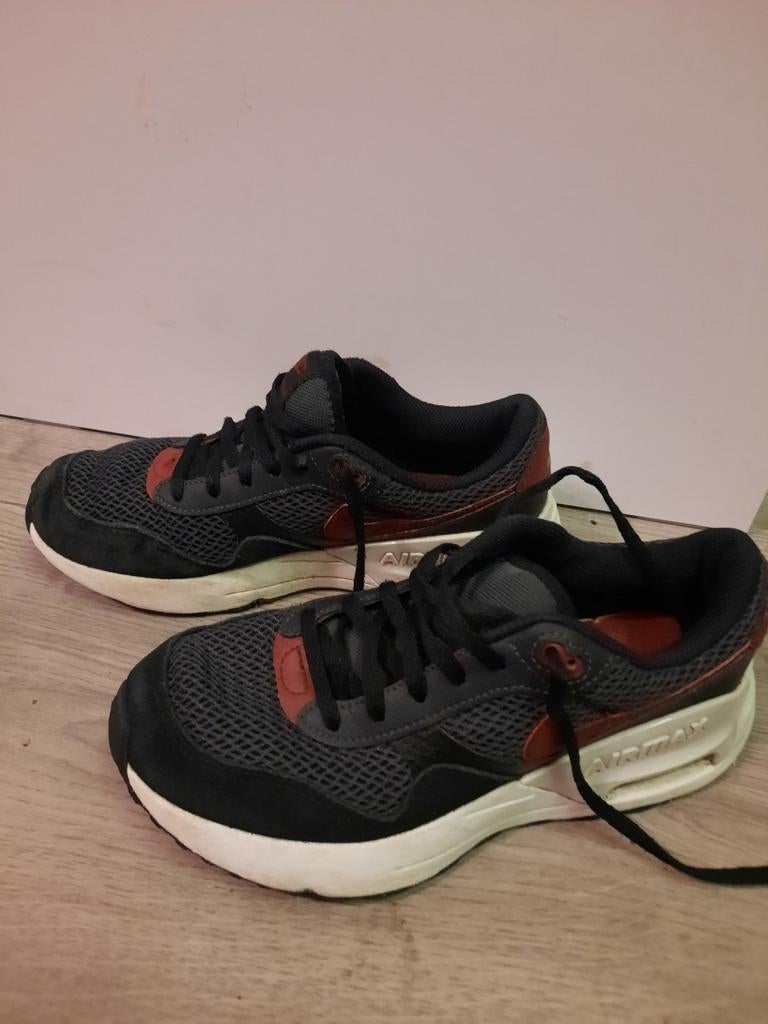 Nike Air Max SYSTEM zwart rood schoenen maat 37,5 / 23,5 cm, Kinderen en Baby's, Kinderkleding | Schoenen en Sokken, Gebruikt