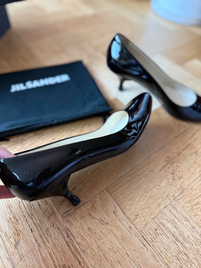 Jil Sander Kitten heels van lakleer maat 36, Kleding | Dames, Schoenen, Ophalen of Verzenden, Gedragen, Zwart, Pumps