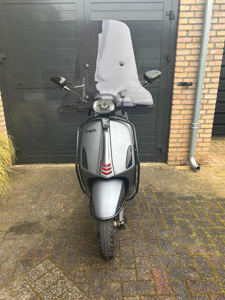 Vespa Sprint 2018 Grigio Titanio full opties met GPS-tracker, Fietsen en Brommers, Snorfietsen en Snorscooters, Zo goed als nieuw