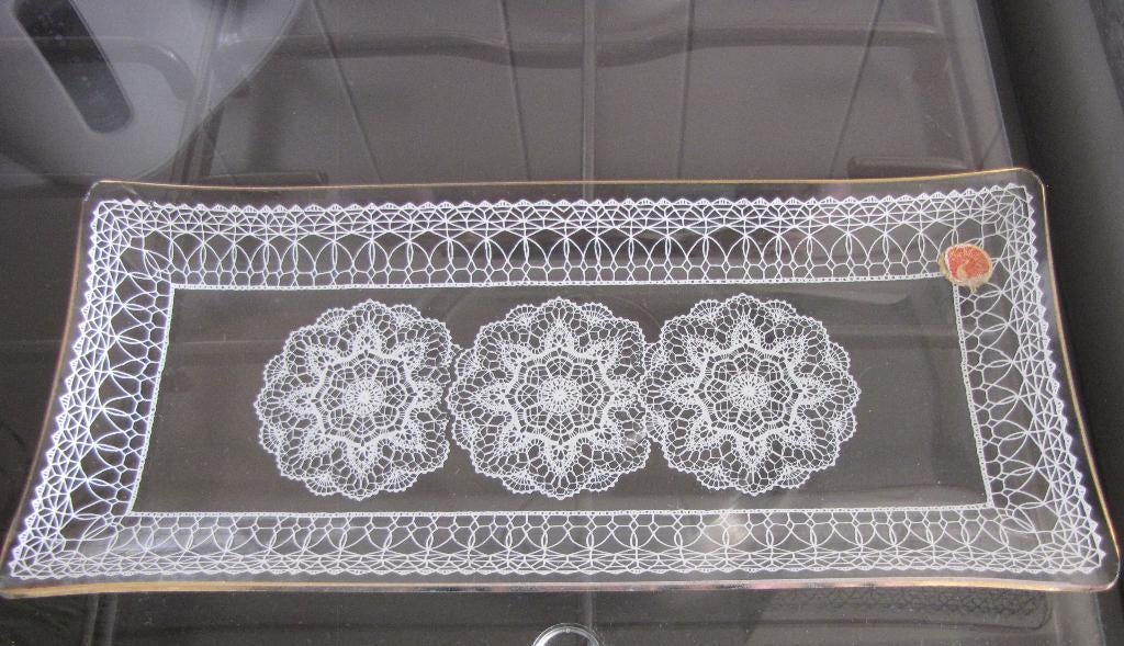 Engelse cakeschaal van dun glas met kantmotief, Ophalen, Glas of Glazen, Overige stijlen, Glas