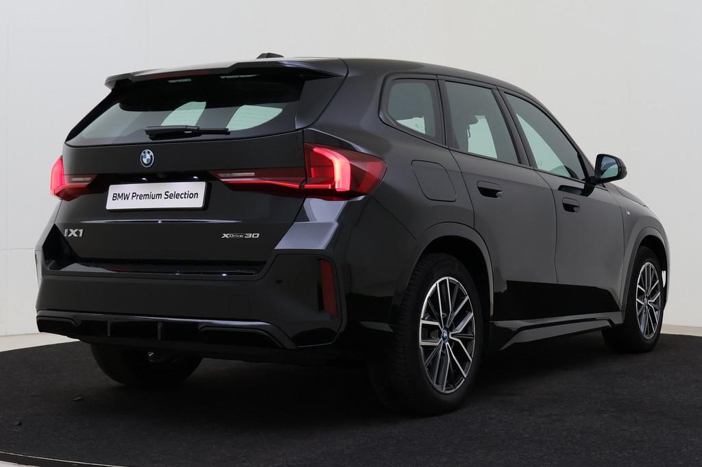 BMW iX1 xDrive30 M Sport / Sportstoelen / Achteruitrijcamera, Auto's, BMW, Gebruikt, Metallic lak, Met garantie (alle), 24 min