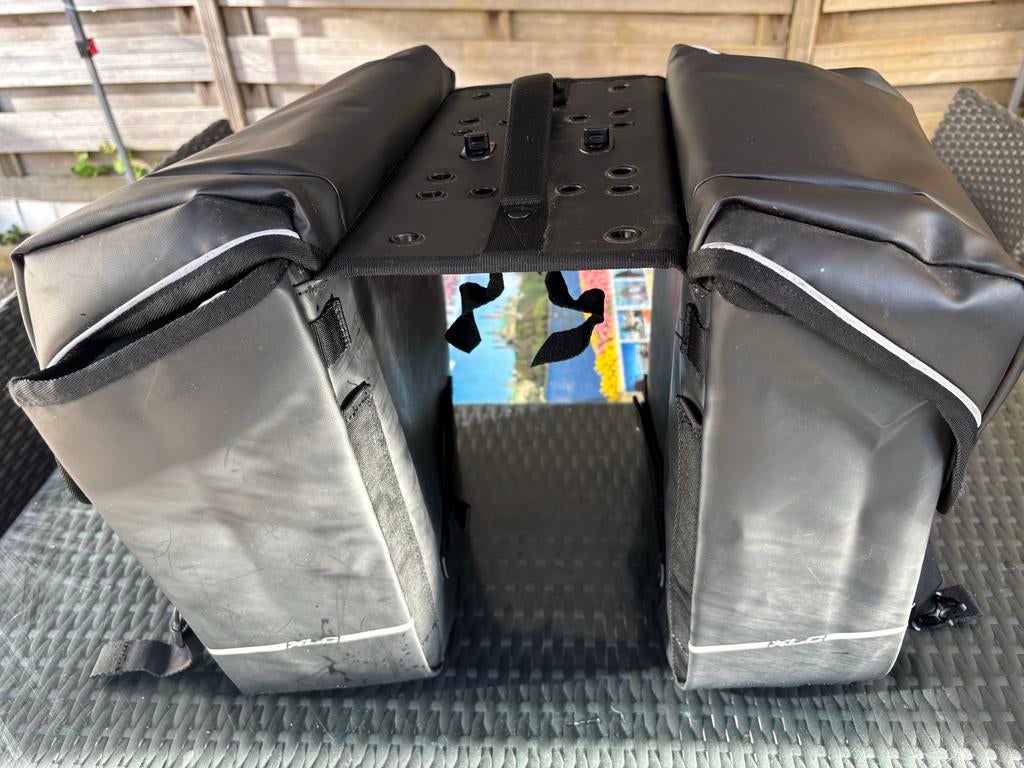 XLC dubbele fietstas - Zwart, waterdicht, Ophalen, Zo goed als nieuw