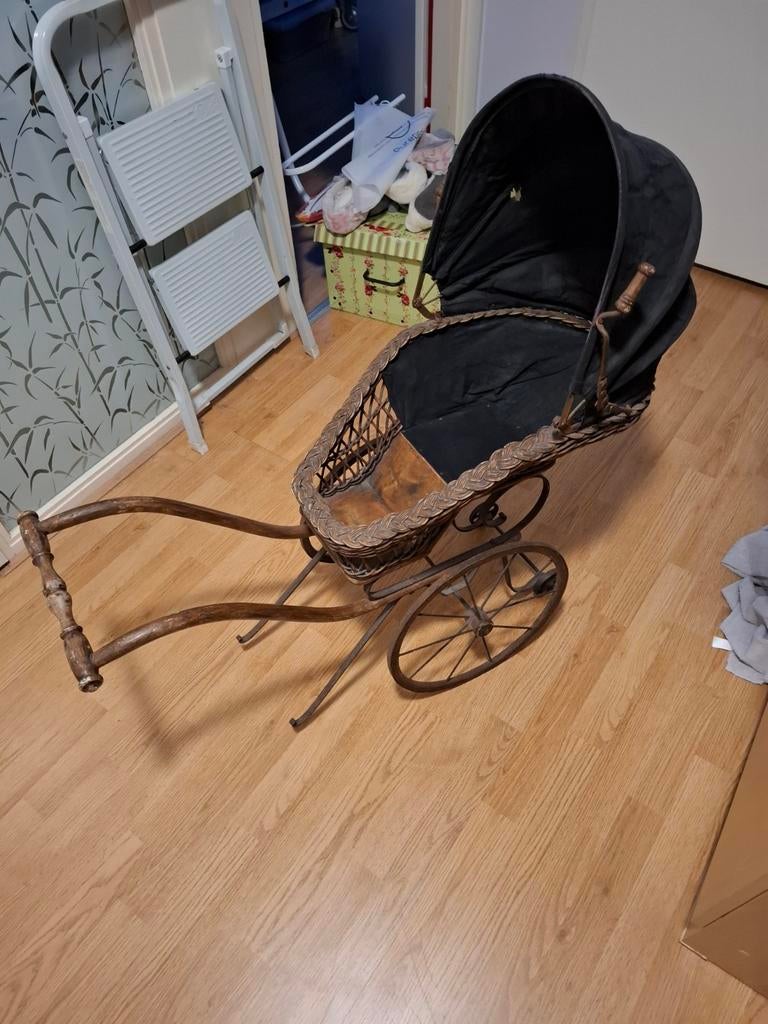 Ouderwets vintage  poppenwagentje ., Ophalen