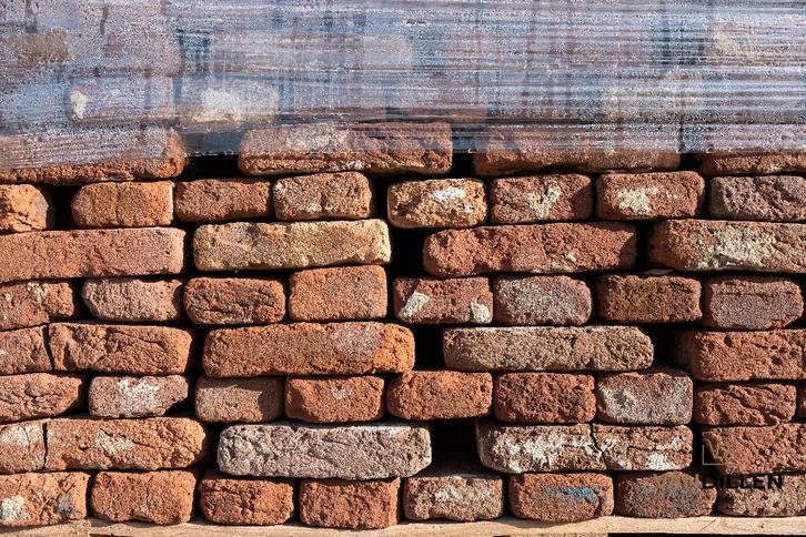 Antieke rode handvorm stenen waal ca 22 x 4.5 5.300 stuks, Doe-het-zelf en Verbouw, Metselstenen, Zo goed als nieuw, Bakstenen