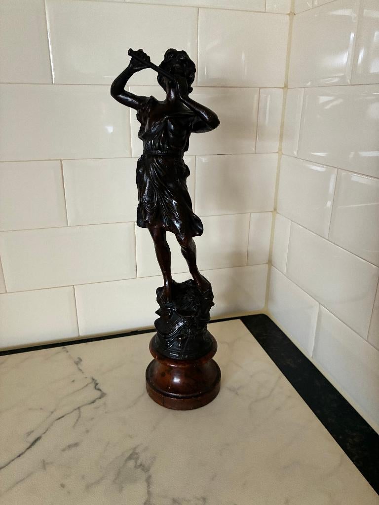 Antiek beeld vrouw met fluit, Antiek en Kunst, Gepatineerd, Ophalen of Verzenden, 20 - 50 cm, Overige materialen