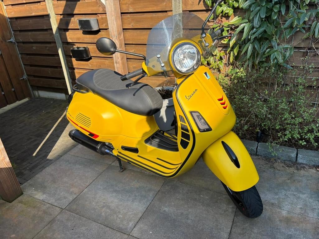Vespa GTS 300 Sport uit 2018 met Akrapovic, Motoren, Motoren | Piaggio, Particulier, Scooter