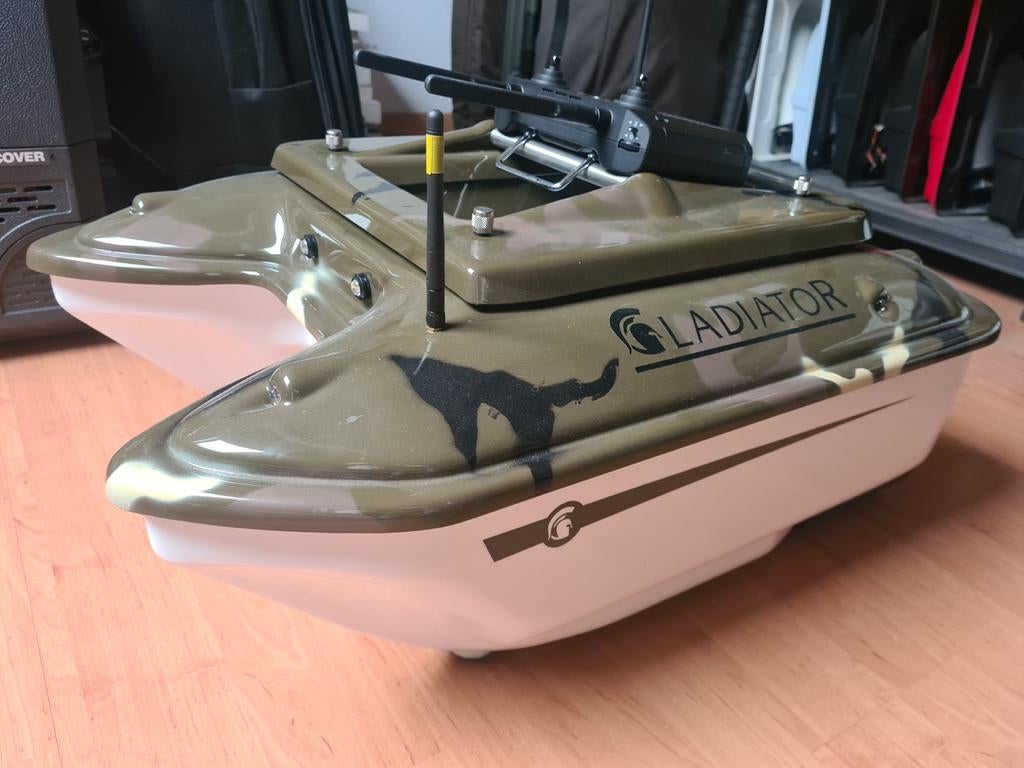 Voerboot Gladiator, Ophalen, Nieuw, Complete set