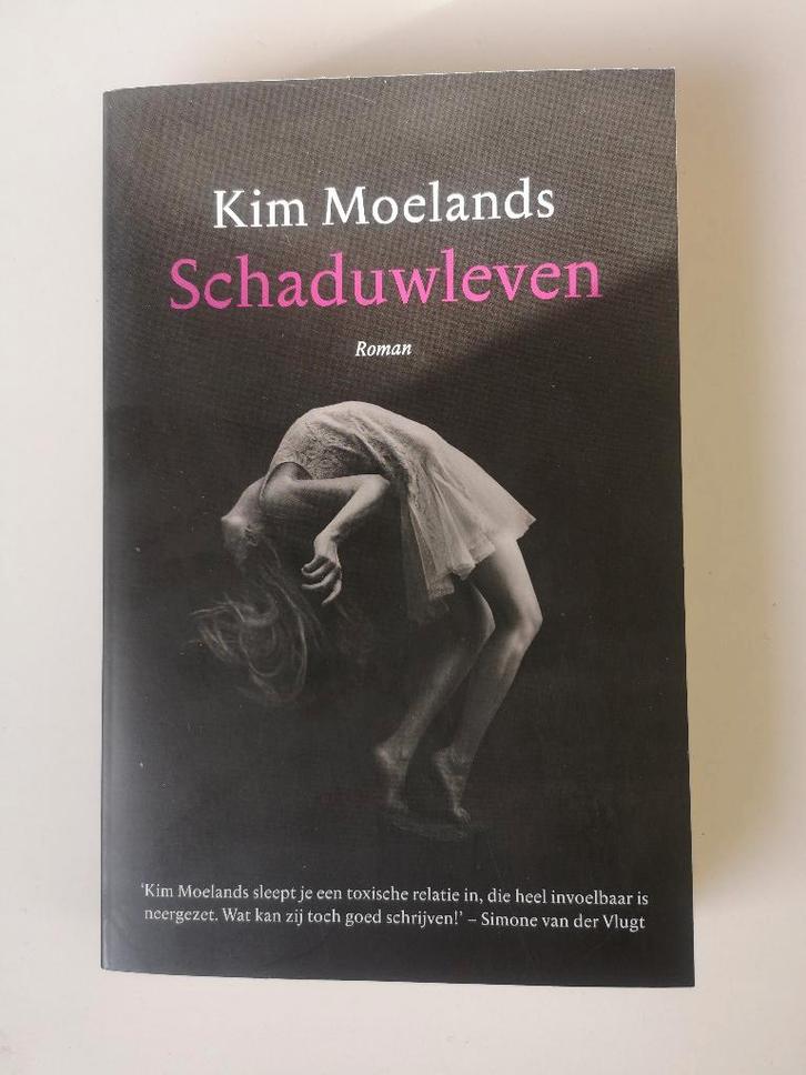 Schaduwleven, door Kim Moelands, 320 pag. Roman, Boeken, Romans, Nieuw, Nederland, Ophalen of Verzenden