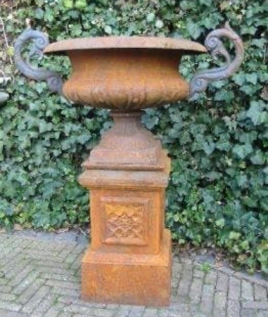 Gietijzeren brocante tuinvaas met oren op sokkel, Tuin en Terras, Tuinvazen, Ophalen, Gebruikt