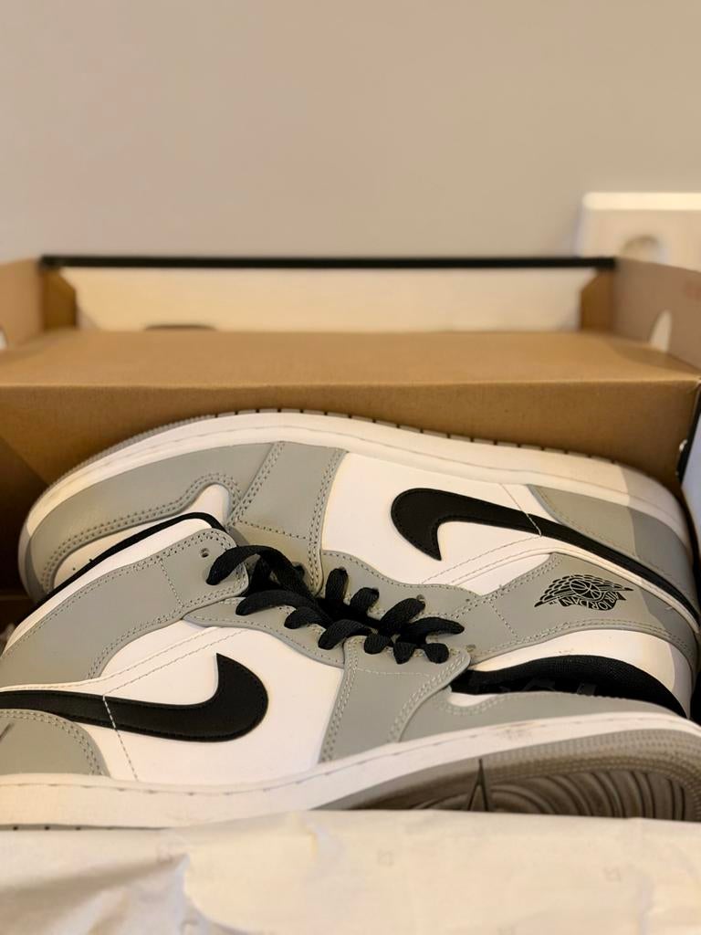 Air Jordans (42) Mid Light Smoke Grey - Zeer goede staat, Ophalen of Verzenden, Zo goed als nieuw, Overige kleuren, Sneakers of Gympen