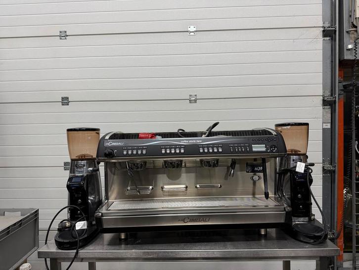 La Cimbali M39 3groeps koffiemachine bj2019 +2xkofiemolen, Zakelijke goederen, Horeca | Keukenapparatuur, Gebruikt, Ophalen of Verzenden