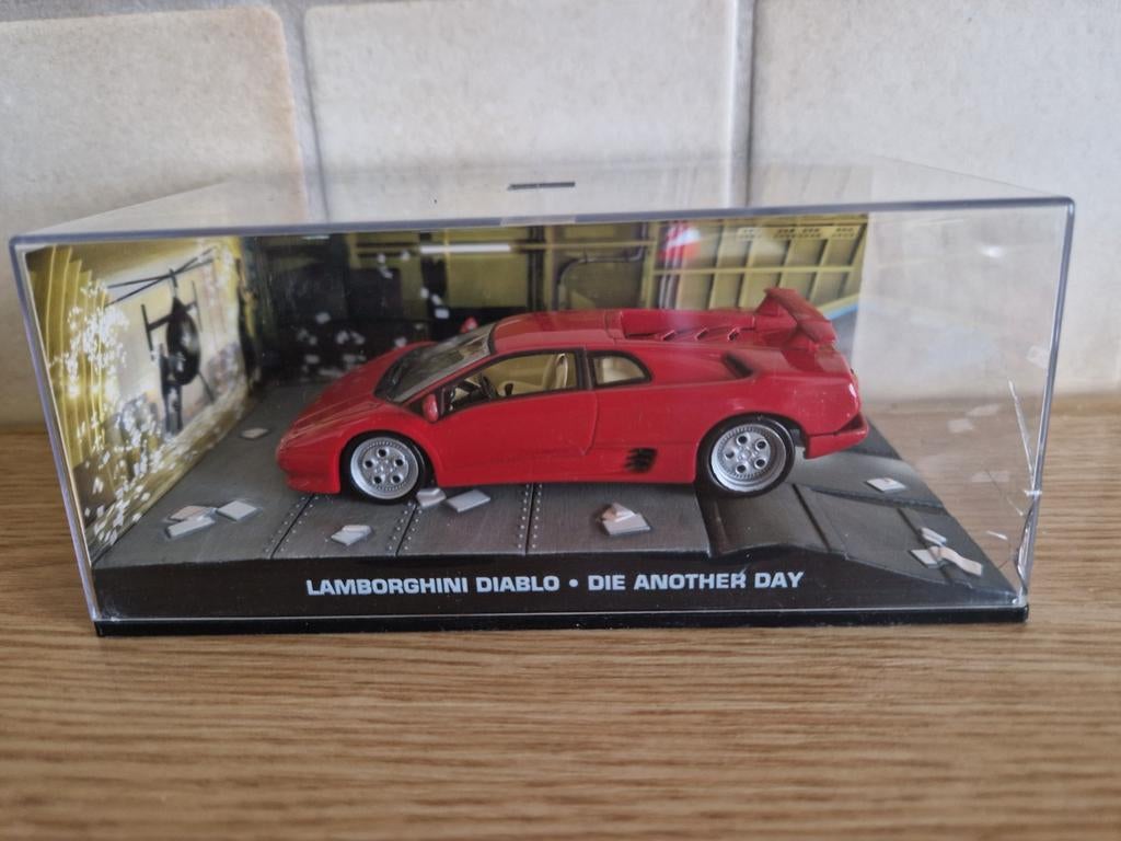 Lamborghini diablo  - die another day  - james bond, Hobby en Vrije tijd, Modelauto's | 1:43, Ophalen of Verzenden, Zo goed als nieuw