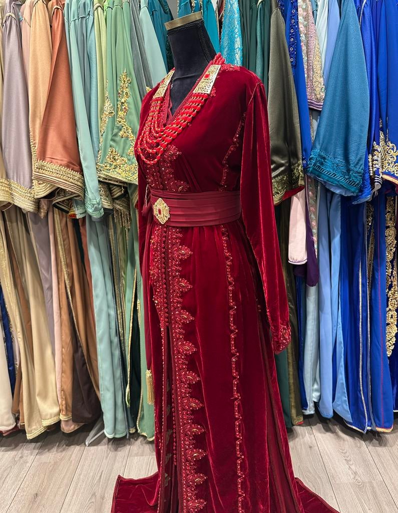 Rode fluwelen Takchita met gouden borduursels en steentjes, Maat 38/40 (M), Overige typen, Nieuw, Ophalen of Verzenden