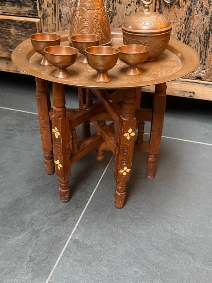 Marokkaanse kleine theetafel houtsnijwerk koper blad servies, Antiek en Kunst, Antiek | Meubels | Tafels, Ophalen of Verzenden