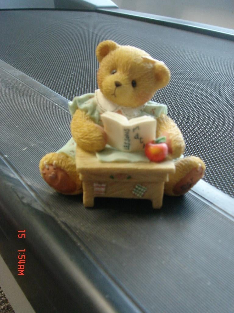 Cherished Teddies beertje Linda lessenaar, Ophalen of Verzenden, Zo goed als nieuw, Beeldje, Cherished Teddies